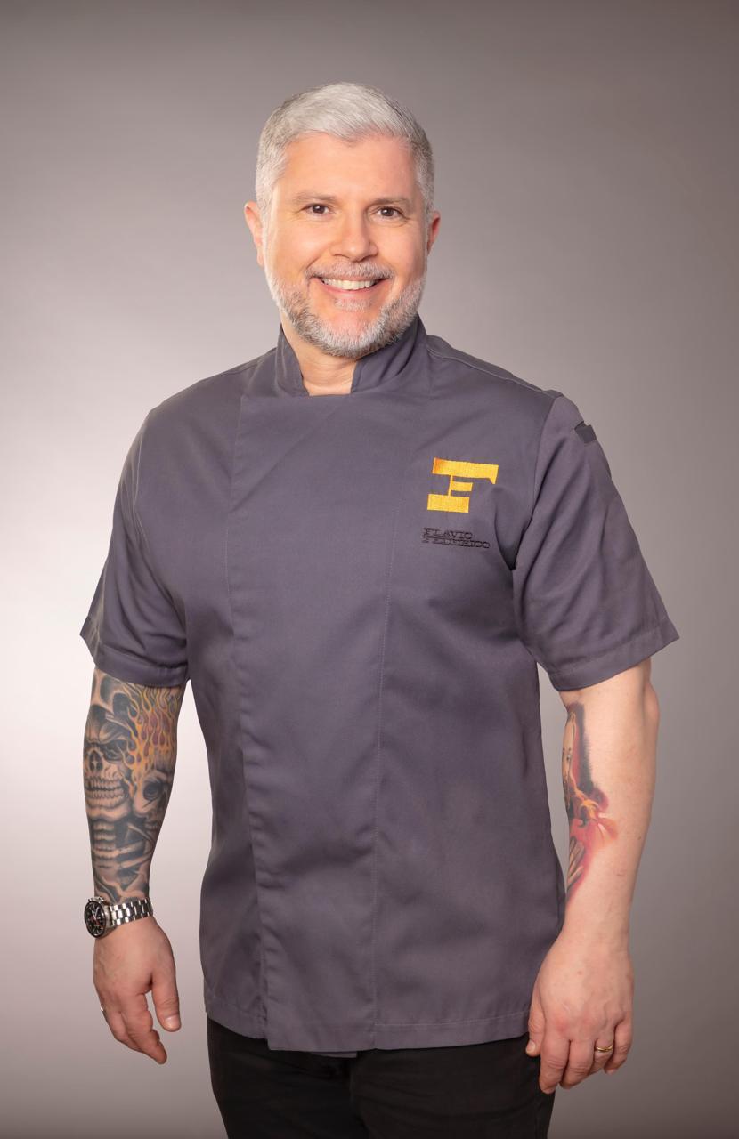 Chef Flavio Federico sorrindo, chef confeiteiro